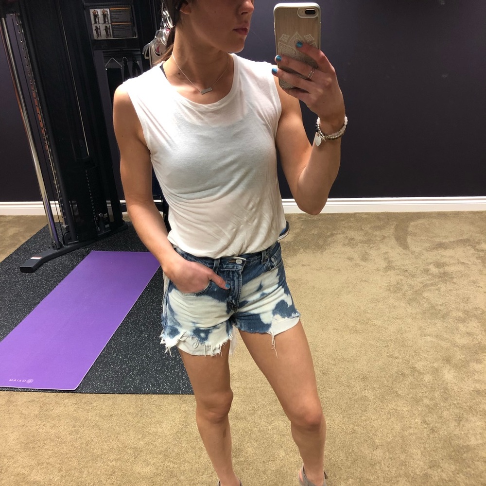 Gauze-back sleeveless top